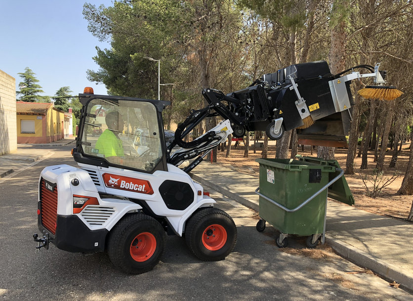 Cargadora articulada Bobcat L28, mecanizando el trabajo manual